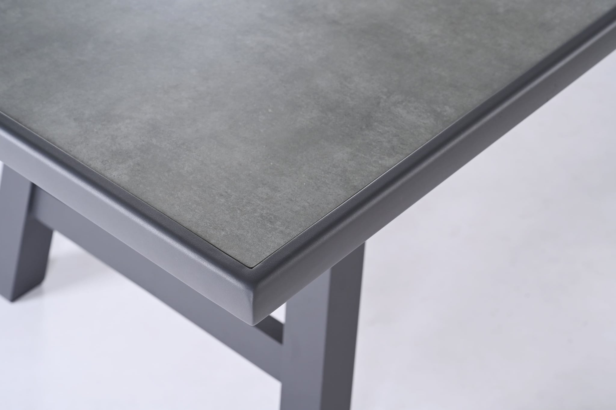 Bern dining table