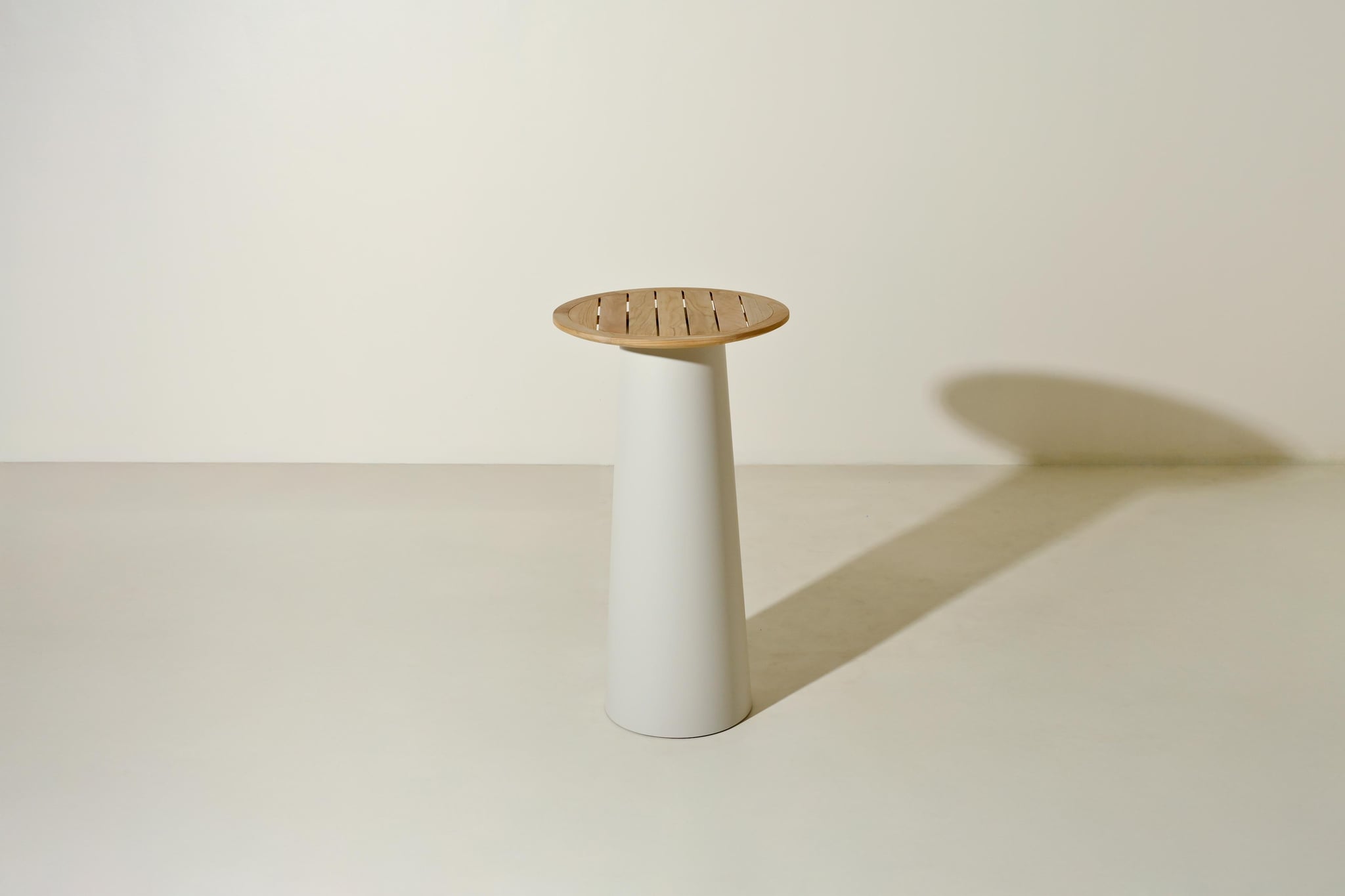 Conning teak bar table