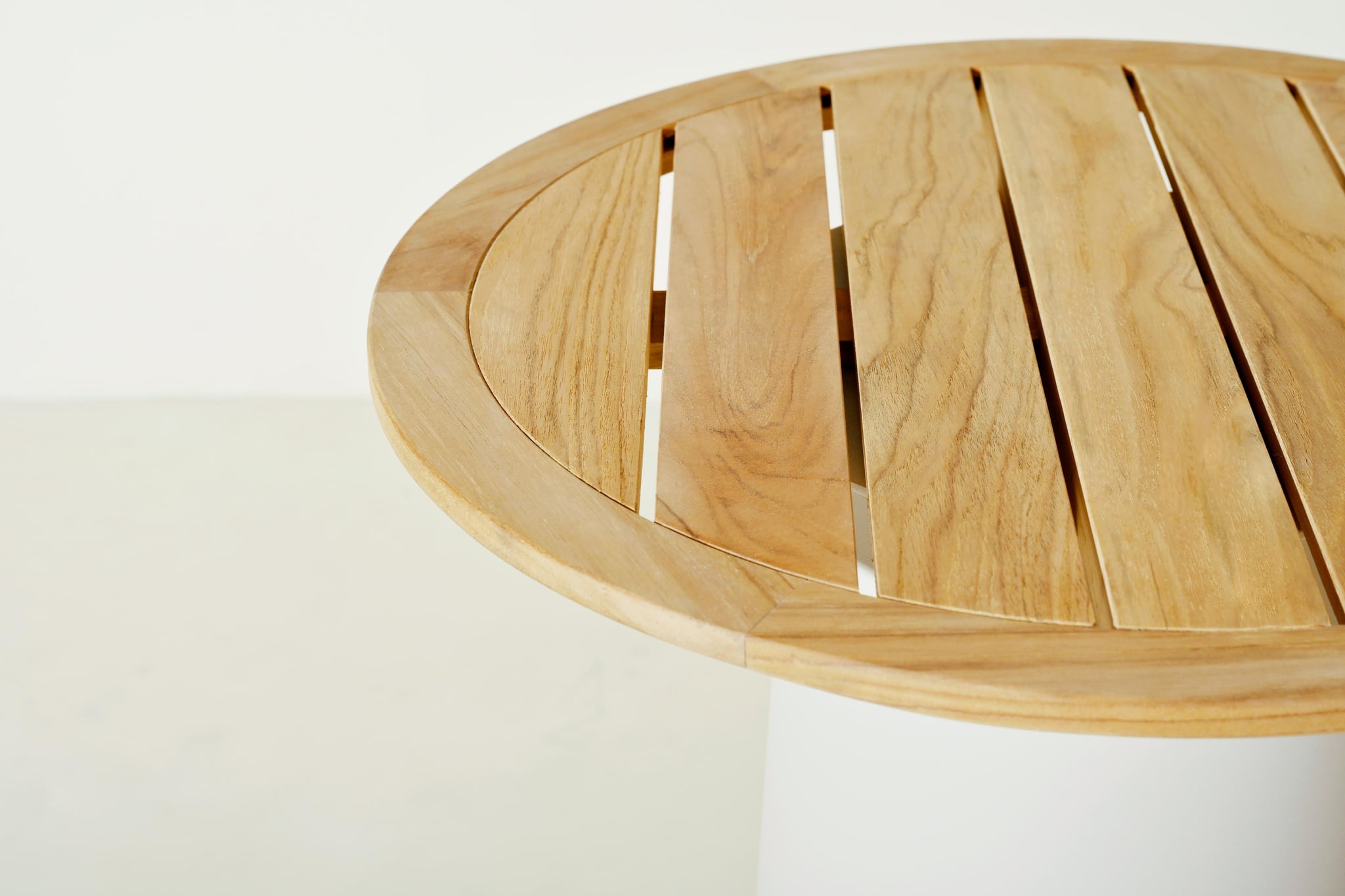 Conning teak bar table