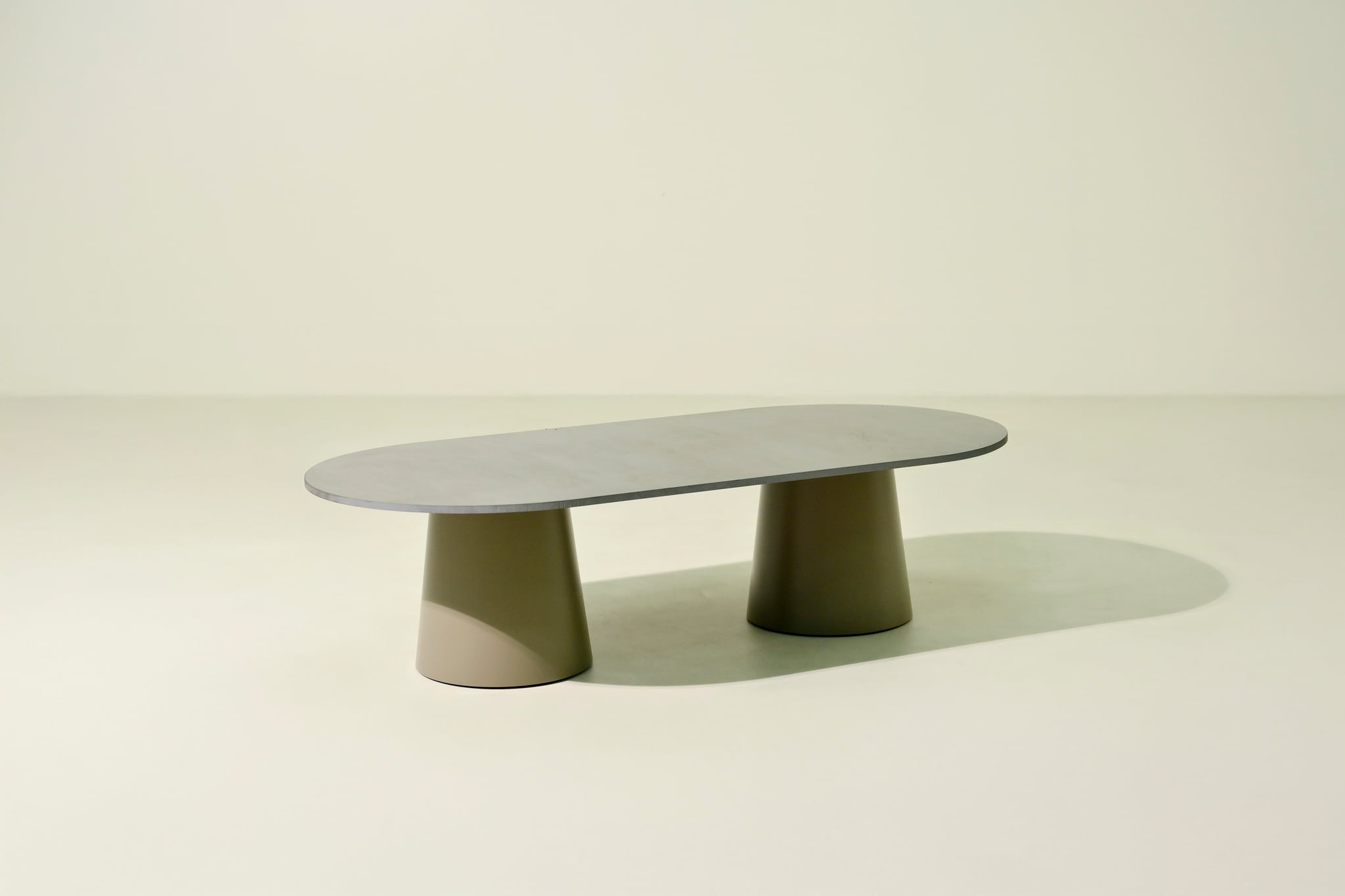 Conning oval coffee table (ceramic)