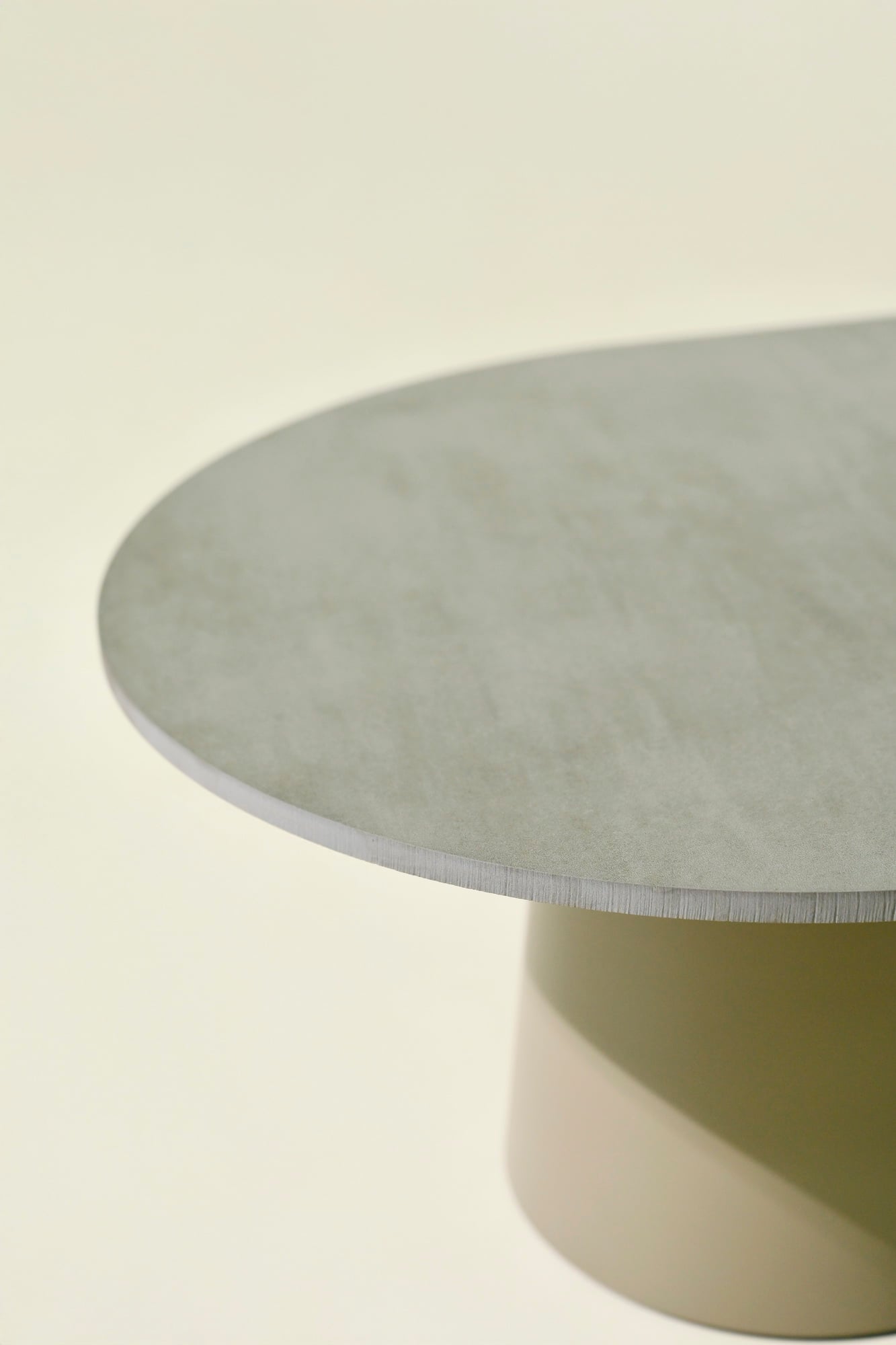 Conning oval coffee table (ceramic)