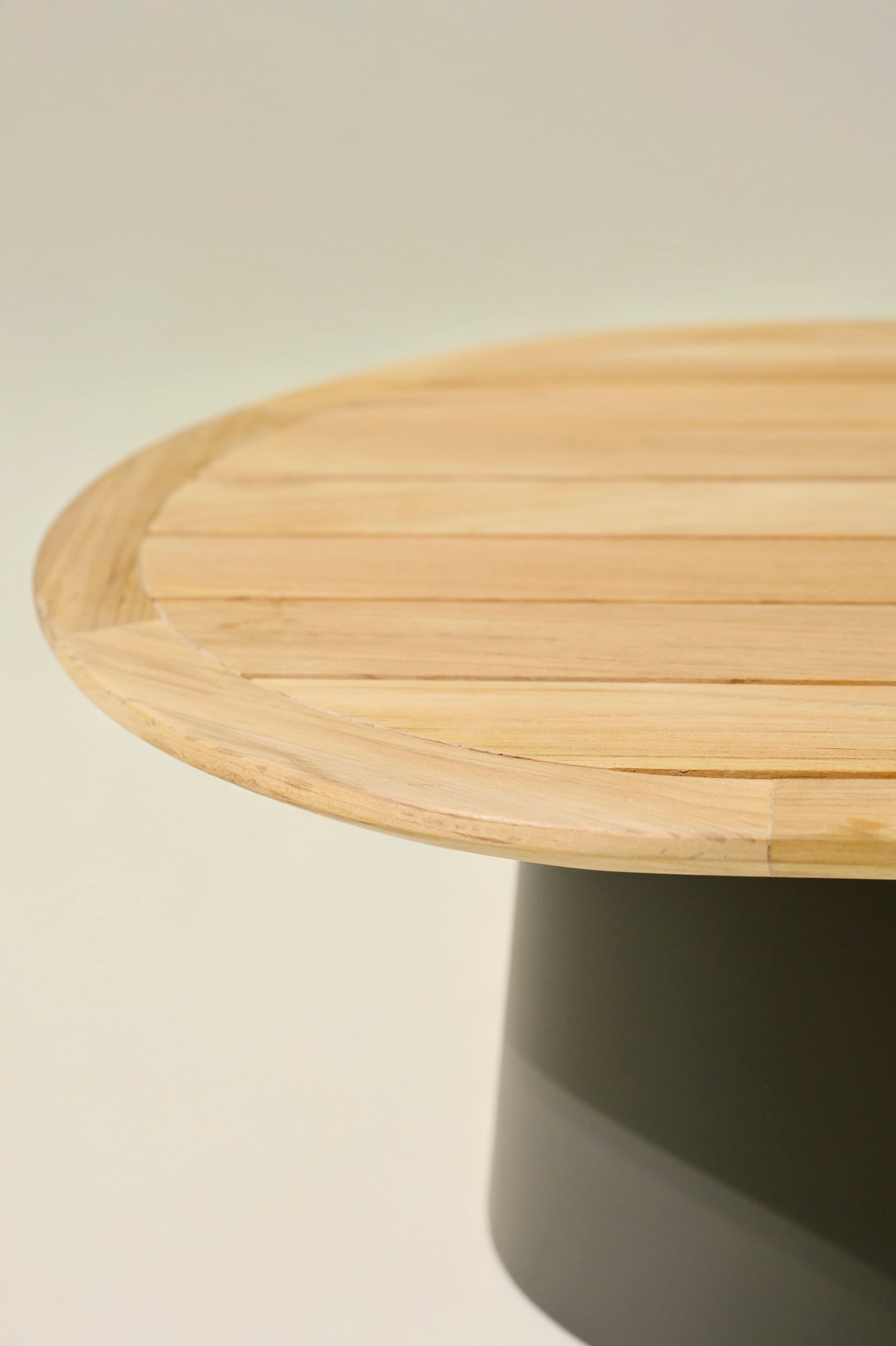 Conning oval coffee table