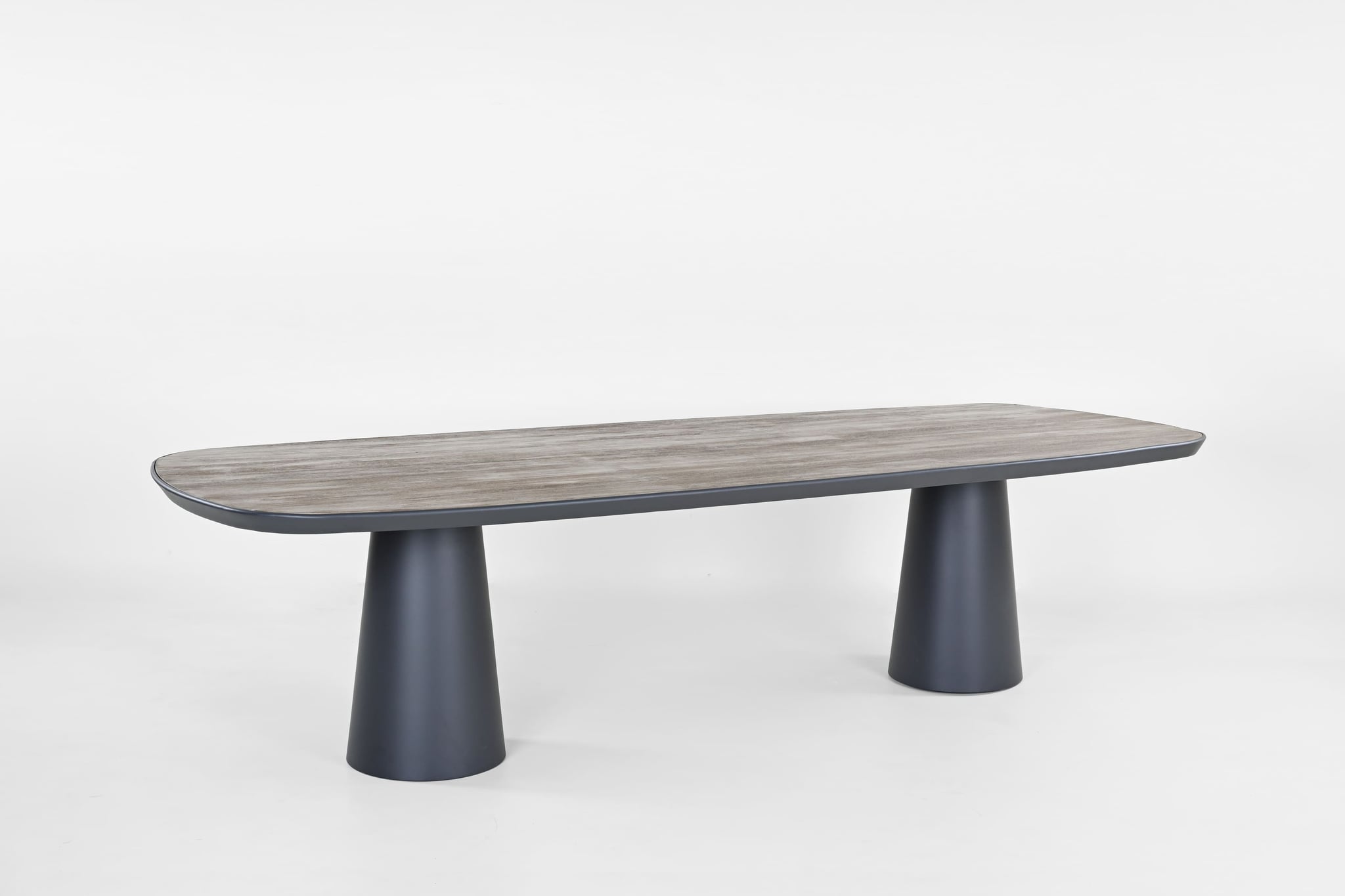 Conning oval dining table