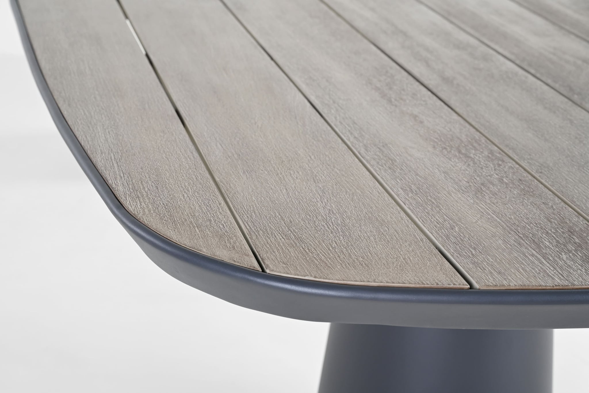 Conning oval dining table