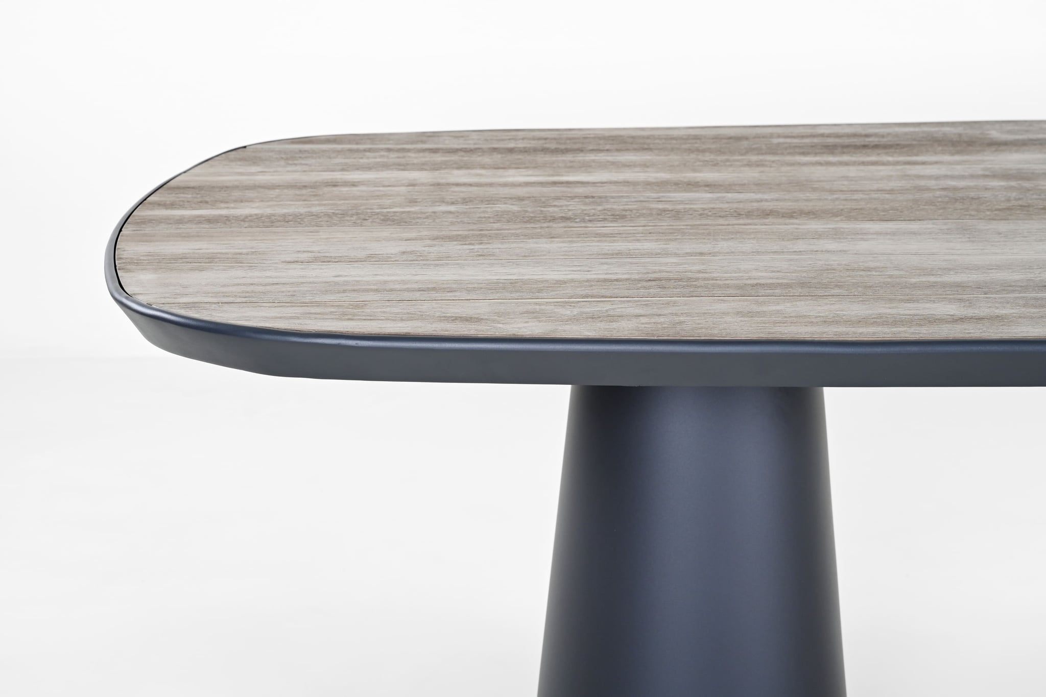 Conning oval dining table