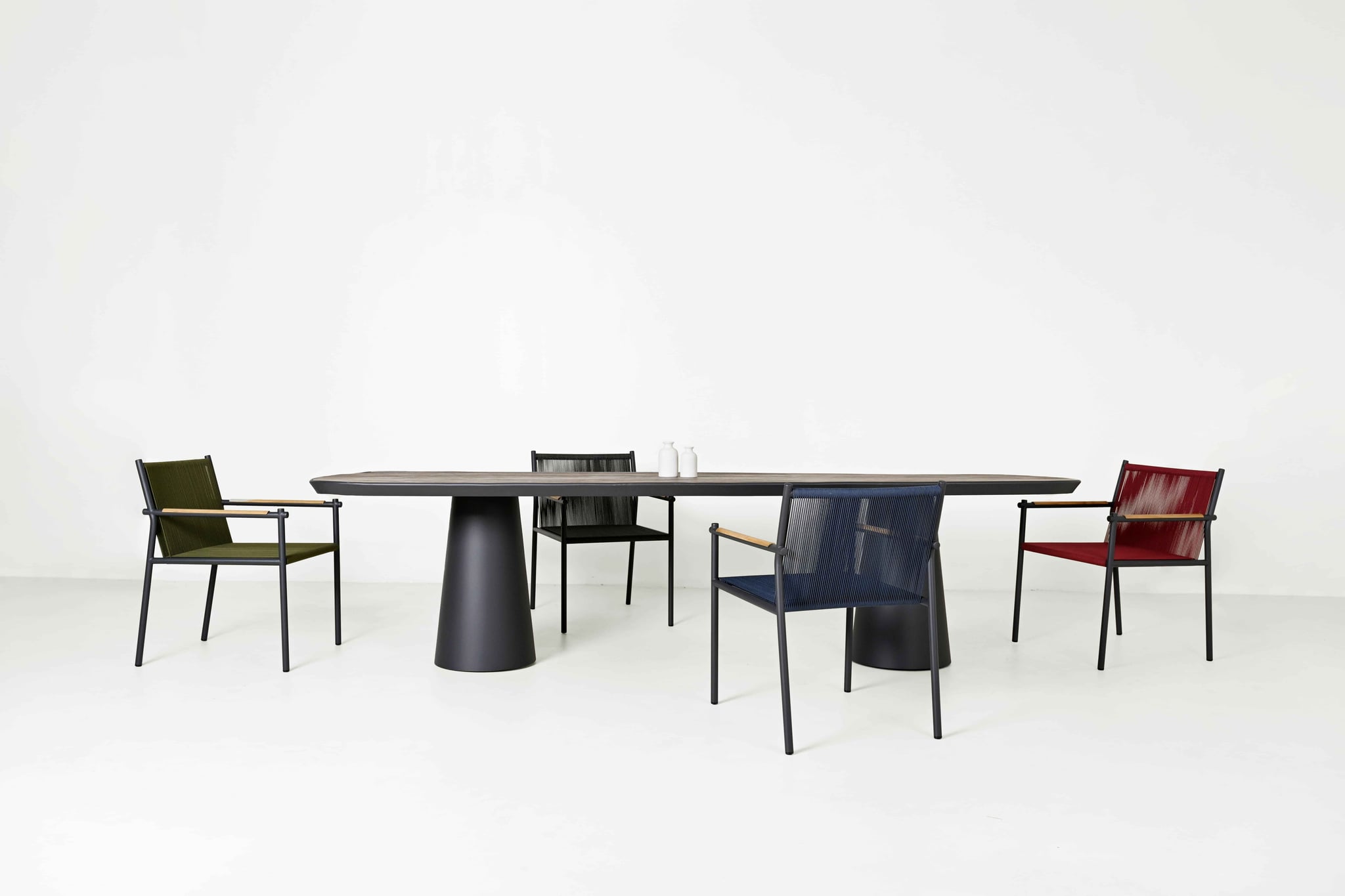 Conning oval dining table