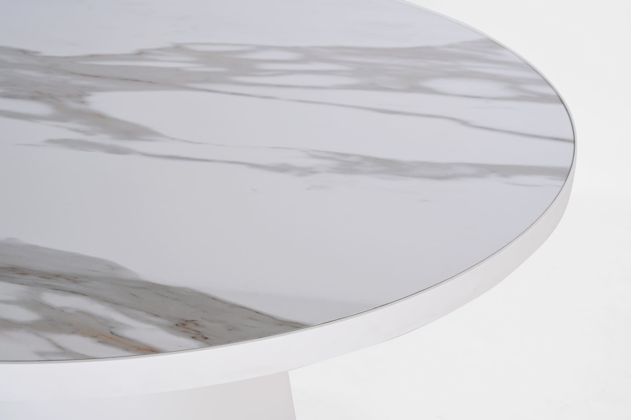 Conning round dining table