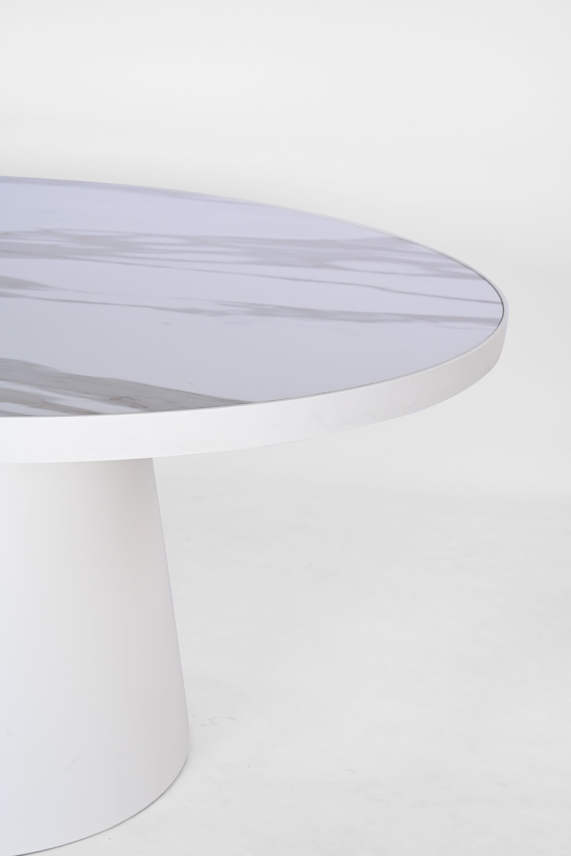 Conning round dining table
