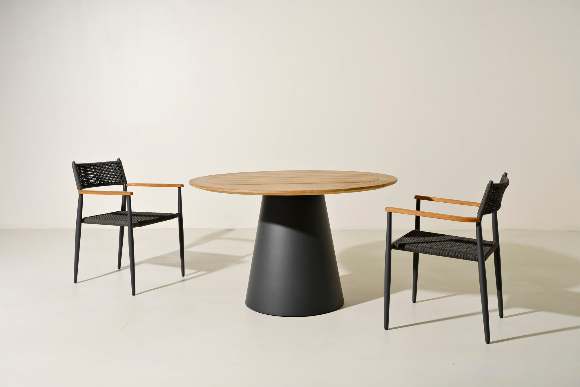 Conning teak dining table D120