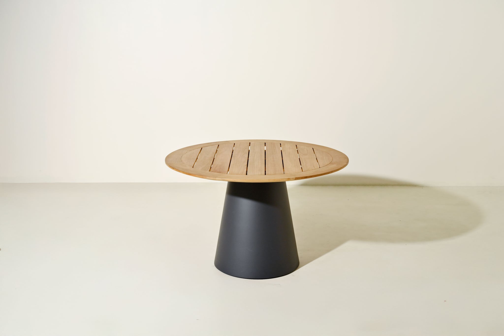 Conning teak dining table D120