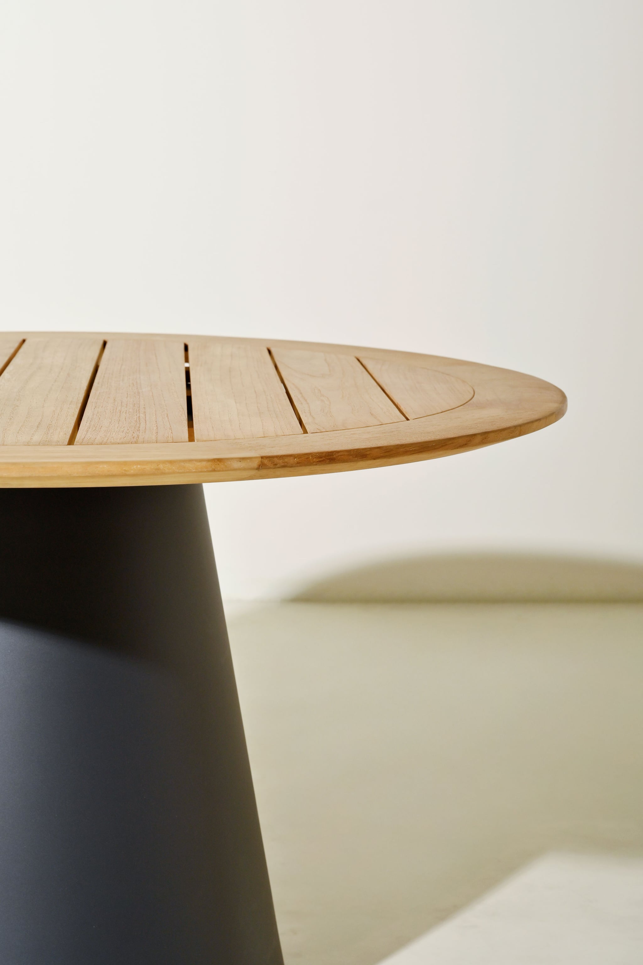 Conning teak dining table D120