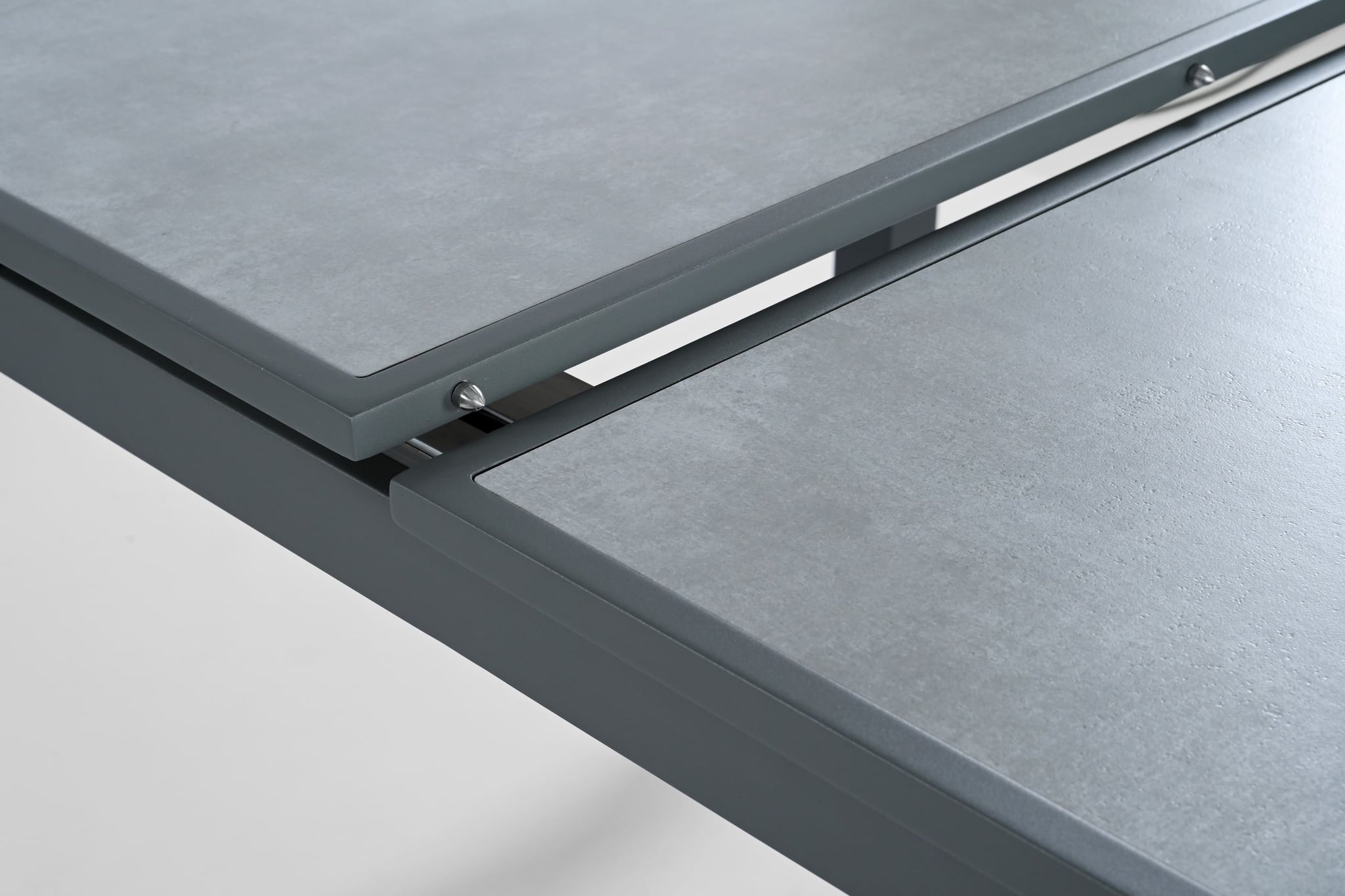 Jersey extendable dining table