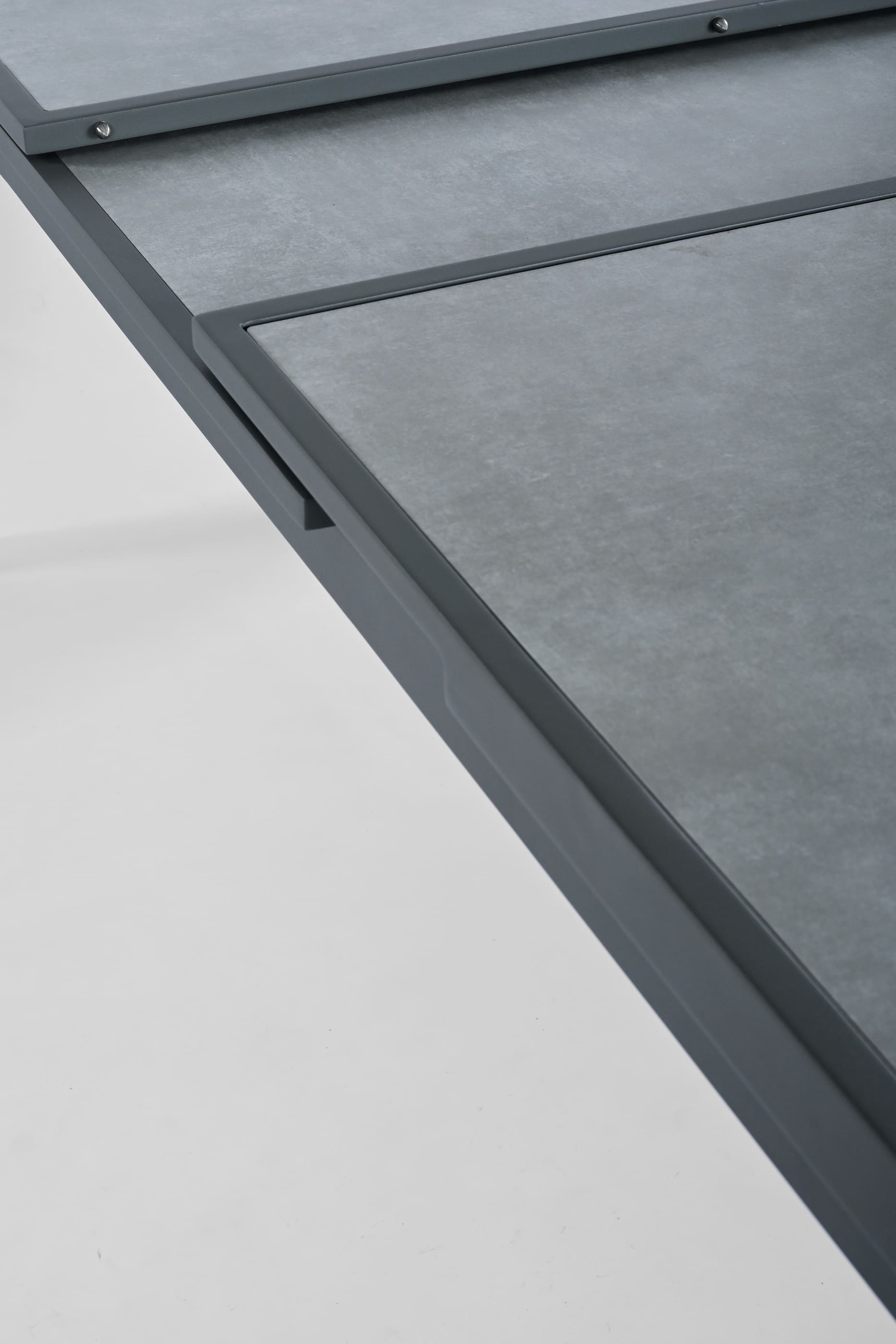 Jersey extendable dining table