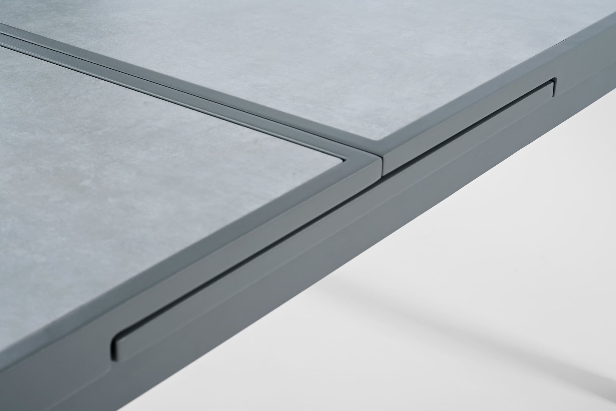 Jersey extendable dining table